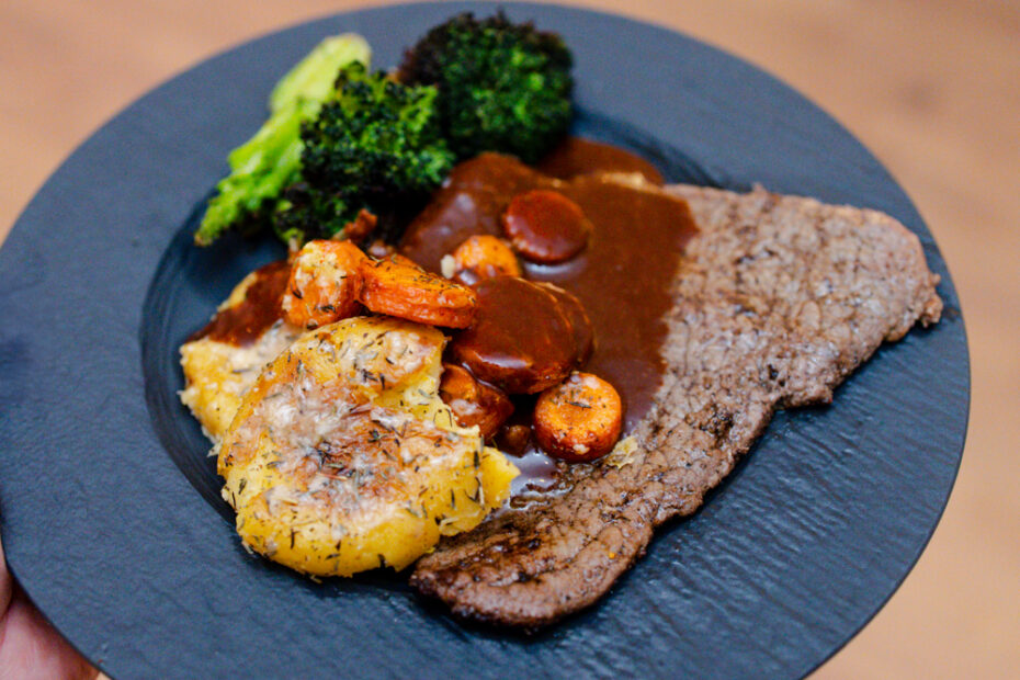 Saftig Stekt Lövbiff Med Parmesan Och Timjanrostad Potatis