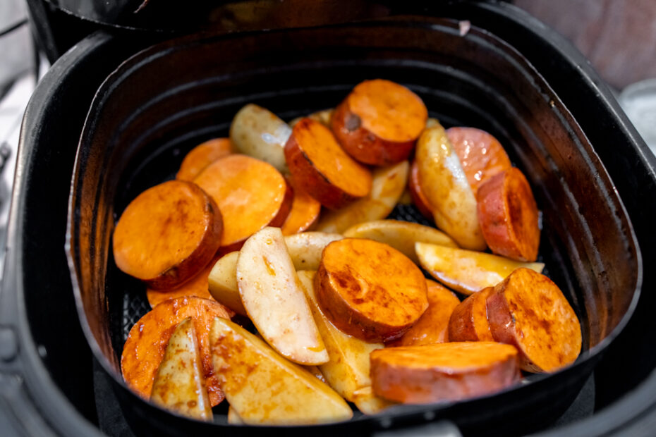 Ugnsbakad Kolja Med Citron, örter Och Rostad Sötpotatis