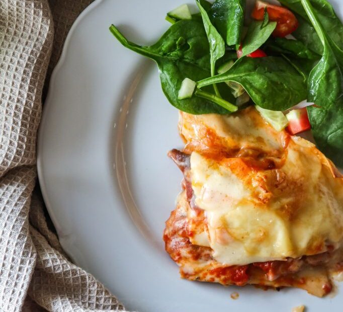 Falukorvs lasagne med ostsås